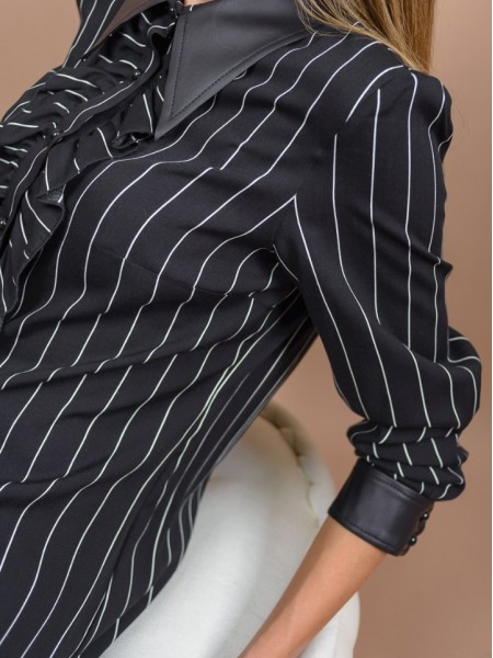Ριγέ μαύρο μακρυμάνικο πουκάμισο με faux-leather πέτο γιακά και μανσέτες, βολάν μπροστά και ιδιαίτερα στρογγυλά κουμπιά Badoo