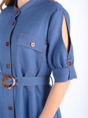 Blue jean τύπου tencel κοντομάνικο maxi φόρεμα με μάο γιακά, μεγάλες τσέπες στο μπούστο, άνοιγμα στους ώμους, ταμπά γαζιά και ασορτί κουμπιά, ανοίγματα στο πλάι και αποσπώμενη υφασμάτινη ζώνη Badoo