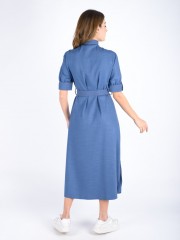 Blue jean τύπου tencel κοντομάνικο maxi φόρεμα με μάο γιακά, μεγάλες τσέπες στο μπούστο, άνοιγμα στους ώμους, ταμπά γαζιά και ασορτί κουμπιά, ανοίγματα στο πλάι και αποσπώμενη υφασμάτινη ζώνη Badoo