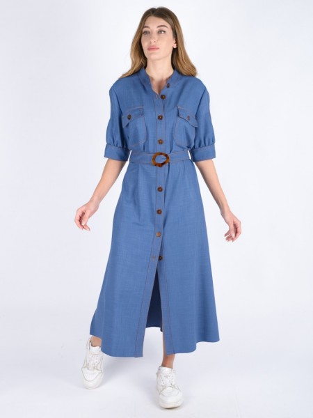 Blue jean τύπου tencel κοντομάνικο maxi φόρεμα με μάο γιακά, μεγάλες τσέπες στο μπούστο, άνοιγμα στους ώμους, ταμπά γαζιά και ασορτί κουμπιά, ανοίγματα στο πλάι και αποσπώμενη υφασμάτινη ζώνη Badoo