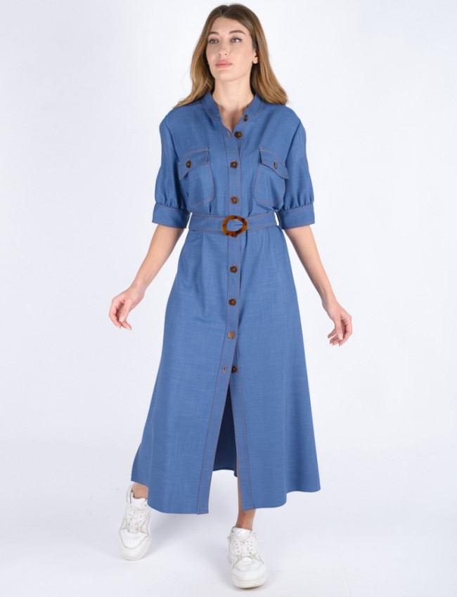 Blue jean τύπου tencel κοντομάνικο maxi φόρεμα με μάο γιακά, μεγάλες τσέπες στο μπούστο, άνοιγμα στους ώμους, ταμπά γαζιά και ασορτί κουμπιά, ανοίγματα στο πλάι και αποσπώμενη υφασμάτινη ζώνη Badoo