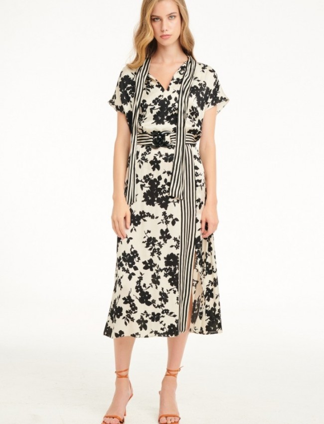 Floral printed εκρού-μαύρο κοντομάνικο midi φόρεμα σε ίσια γραμμή, με ριγέ λεπτομέρειες, δέσιμο με φιόγκο στην κλειστή λαιμόκοψη, μικρό άνοιγμα μπροστά και αποσπώμενη ζώνη Badoo