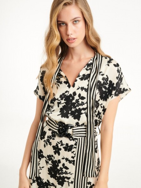 Floral printed εκρού-μαύρο κοντομάνικο midi φόρεμα σε ίσια γραμμή, με ριγέ λεπτομέρειες, δέσιμο με φιόγκο στην κλειστή λαιμόκοψη, μικρό άνοιγμα μπροστά και αποσπώμενη ζώνη Badoo
