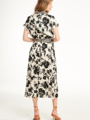 Floral printed εκρού-μαύρο κοντομάνικο midi φόρεμα σε ίσια γραμμή, με ριγέ λεπτομέρειες, δέσιμο με φιόγκο στην κλειστή λαιμόκοψη, μικρό άνοιγμα μπροστά και αποσπώμενη ζώνη Badoo