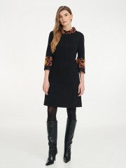 Μαύρο ελαστικό midi φόρεμα με floral printed λεπτομέρειες στον όρθιο ξεχειλωτό λαιμό και κρόσια στα 3/4 καμπάνα μανίκια Badoo