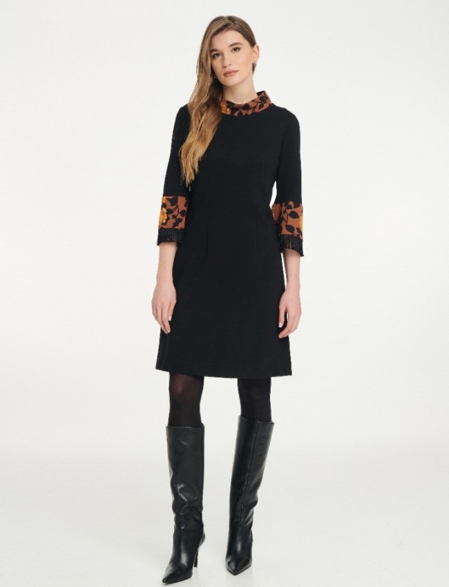 Μαύρο ελαστικό midi φόρεμα με floral printed λεπτομέρειες στον όρθιο ξεχειλωτό λαιμό και κρόσια στα 3/4 καμπάνα μανίκια Badoo