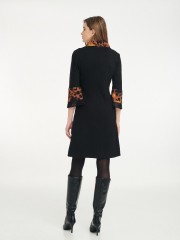 Μαύρο ελαστικό midi φόρεμα με floral printed λεπτομέρειες στον όρθιο ξεχειλωτό λαιμό και κρόσια στα 3/4 καμπάνα μανίκια Badoo