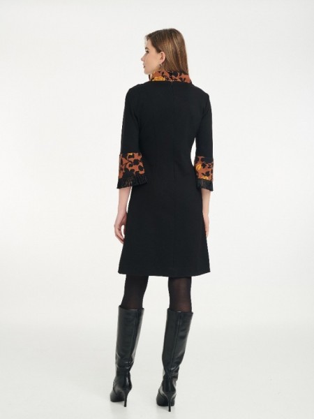 Μαύρο ελαστικό midi φόρεμα με floral printed λεπτομέρειες στον όρθιο ξεχειλωτό λαιμό και κρόσια στα 3/4 καμπάνα μανίκια Badoo