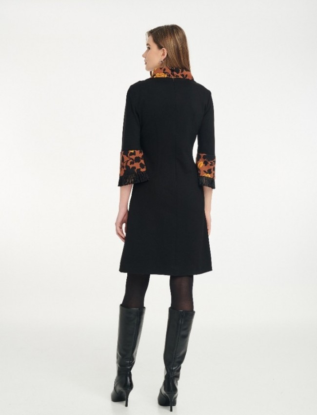 Μαύρο ελαστικό midi φόρεμα με floral printed λεπτομέρειες στον όρθιο ξεχειλωτό λαιμό και κρόσια στα 3/4 καμπάνα μανίκια Badoo
