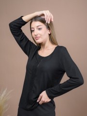 Μαύρη μακρυμάνικη ελαστική μπλούζα σε ίσια γραμμή, με στρογγυλή λαιμόκοψη και κάθετη φάσα με μαύρη μονόχρωμη παγιέτα μπροστά Be Cool