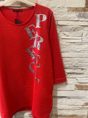 Κόκκινη μακρυμάνικη μπλούζα σε χαλαρή γραμμή, με ανάγλυφο ύφασμα, 3/4 μανίκι και τύπο PERFECT στο πλάι Be cool