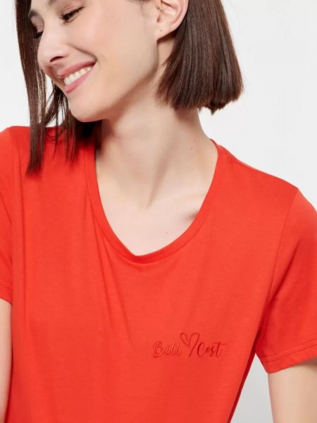 Κοραλί βαμβακερό κοντομάνικο t-shirt με στρογγυλή λαιμόκοψη και διακριτικό κέντημα στο μπροστά μέρος Bill Cost