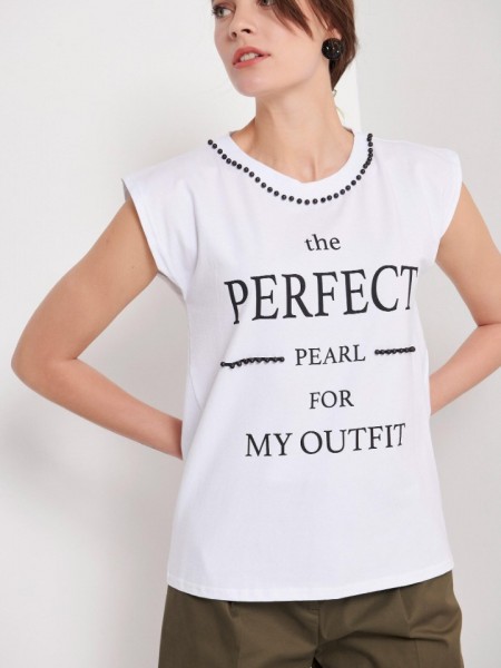 Λευκό κοντομάνικο βαμβακερό t-shirt με πέρλες και τύπωμα "THE PERFECT PEARL FOR MY OUTFIT" Bill Cost