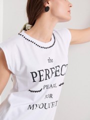 Λευκό κοντομάνικο βαμβακερό t-shirt με πέρλες και τύπωμα "THE PERFECT PEARL FOR MY OUTFIT" Bill Cost