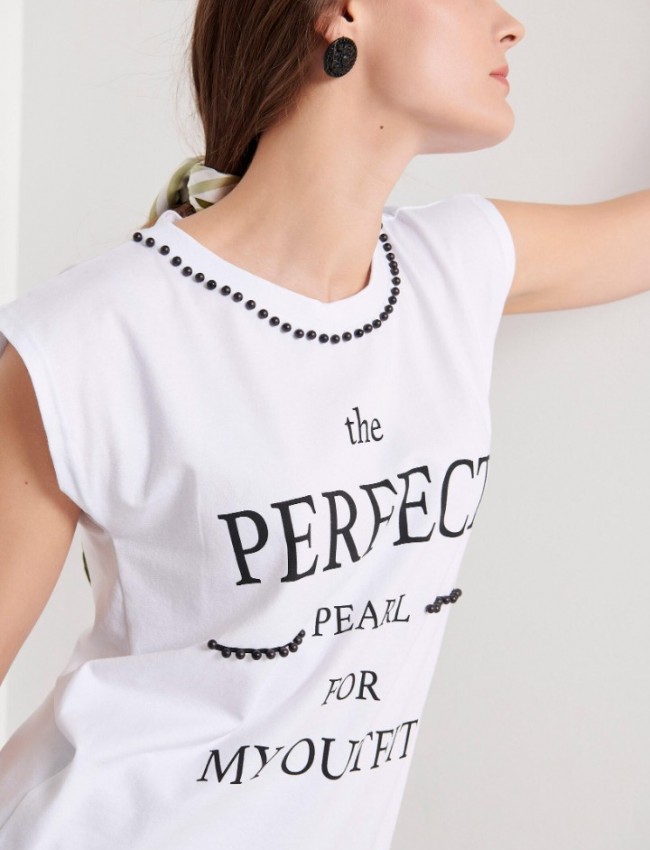 Λευκό κοντομάνικο βαμβακερό t-shirt με πέρλες και τύπωμα "THE PERFECT PEARL FOR MY OUTFIT" Bill Cost