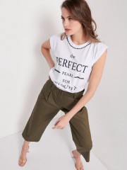 Λευκό κοντομάνικο βαμβακερό t-shirt με πέρλες και τύπωμα "THE PERFECT PEARL FOR MY OUTFIT" Bill Cost