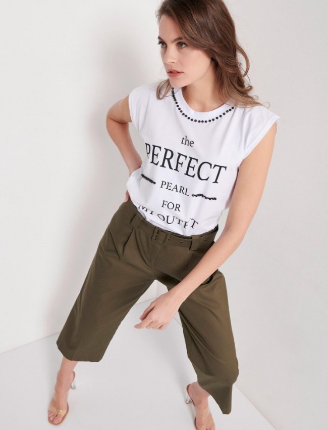 Λευκό κοντομάνικο βαμβακερό t-shirt με πέρλες και τύπωμα "THE PERFECT PEARL FOR MY OUTFIT" Bill Cost