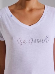 Λευκό κοντομάνικο t-shirt σε ίσια γραμμή με v-λαιμόκοψη και μπροστινό τύπωμα “be proud” Bill Cost 