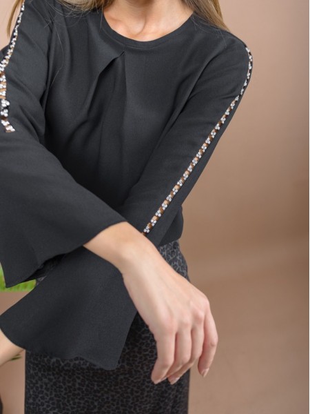 Μαύρη μακρυμάνικη μπλούζα μουσελίνα με στρογγυλή λαιμόκοψη, κουφόπιετα μπροστά, μανίκι καμπάνα με λεπτομέρεια στρας Coelia