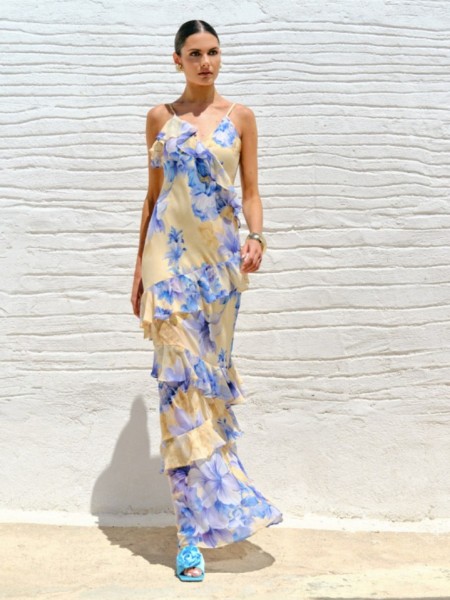 Floral printed κίτρινο αμάνικο maxi Amelia φόρεμα, με ρυθμιζόμενες τιράντες, V-λαιμόκοψη, βολάν σε επίπεδα και κλείσιμο με φερμουάρ στο πλάι Ennzo 