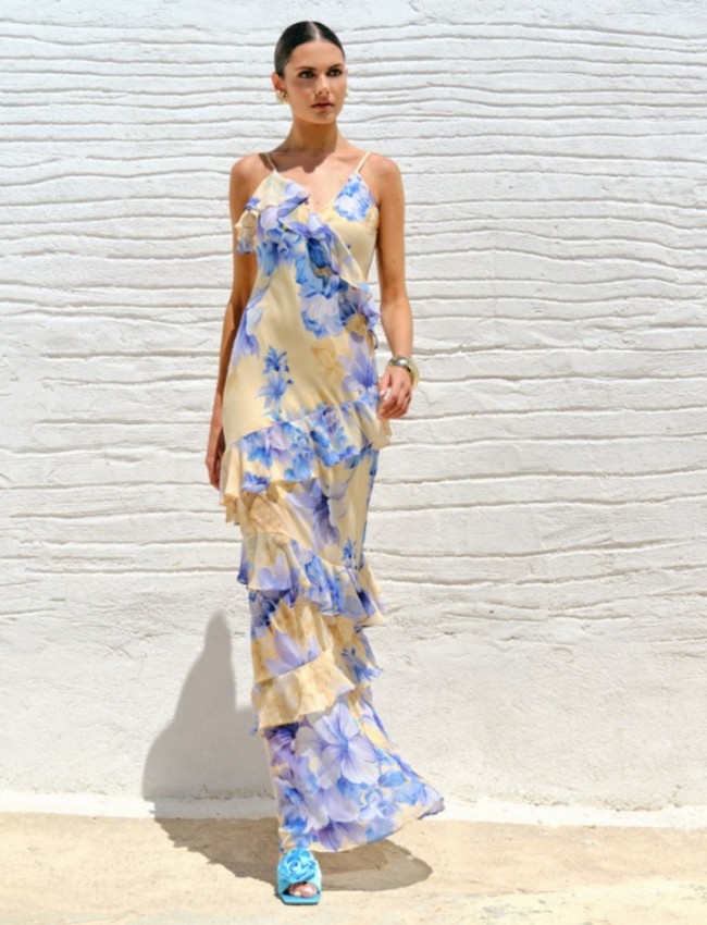 Floral printed κίτρινο αμάνικο maxi Amelia φόρεμα, με ρυθμιζόμενες τιράντες, V-λαιμόκοψη, βολάν σε επίπεδα και κλείσιμο με φερμουάρ στο πλάι Ennzo 