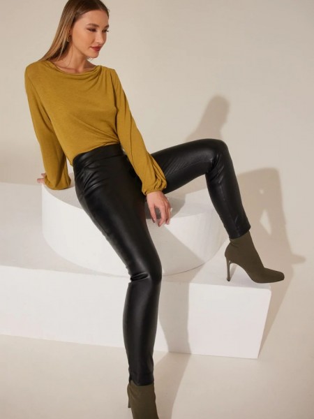 Μαύρο ψηλόμεσο faux-leather παντελόνι αστραγάλου με μπάσκα στην μέση, πλαϊνές τσέπες και μικρό άνοιγμα στο πλάι στον ποδόγυρο Enzzo