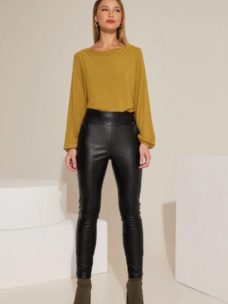 Μαύρο ψηλόμεσο faux-leather παντελόνι αστραγάλου με μπάσκα στην μέση, πλαϊνές τσέπες και μικρό άνοιγμα στο πλάι στον ποδόγυρο Enzzo