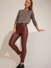 Ταμπά ψηλόμεσο faux-leather παντελόνι αστραγάλου με μπάσκα στην μέση, πλαϊνές τσέπες και μικρό άνοιγμα στο πλάι στον ποδόγυρο Enzzo