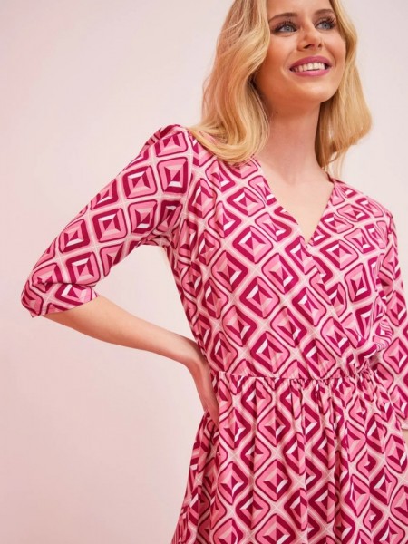 Εμπριμέ ροζ με τύπωμα γεωμετρικά σχέδια κοντό φόρεμα με 3/4 μανίκι, κρουαζέ λαιμόκοψη, λάστιχο στη μέση και βολάν στο τελείωμα Enzzo