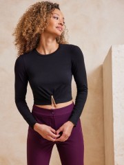 Μαύρη μακρυμάνικη cropped ελαστική μπλούζα με κλειστή στρογγυλή λαιμόκοψη και χρυσό ανάποδο V διακοσμητικό στο τελείωμα Enzzo