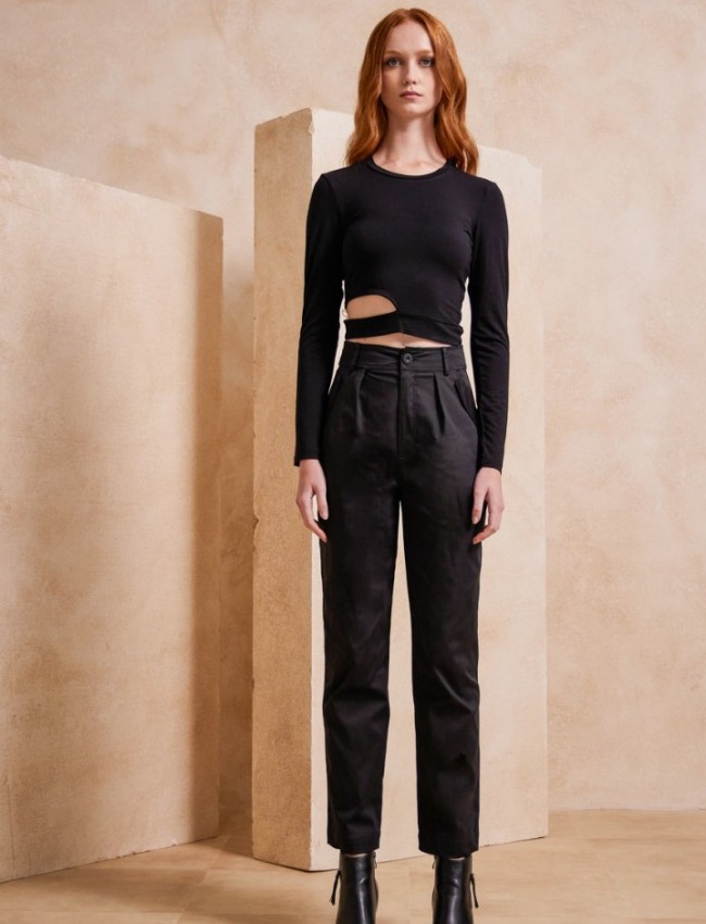 Μαύρο ψηλόμεσο slouchy-fit παντελόνι με πιέτες μπροστά, πλάγιες τσέπες και κλείσιμο με φερμουάρ και κουμπί μπροστά Enzzo