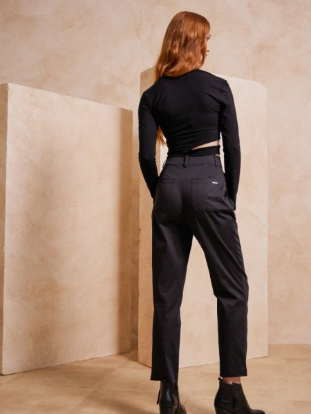 Μαύρο ψηλόμεσο slouchy-fit παντελόνι με πιέτες μπροστά, πλάγιες τσέπες και κλείσιμο με φερμουάρ και κουμπί μπροστά Enzzo