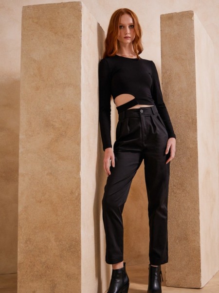 Μαύρο ψηλόμεσο slouchy-fit παντελόνι με πιέτες μπροστά, πλάγιες τσέπες και κλείσιμο με φερμουάρ και κουμπί μπροστά Enzzo