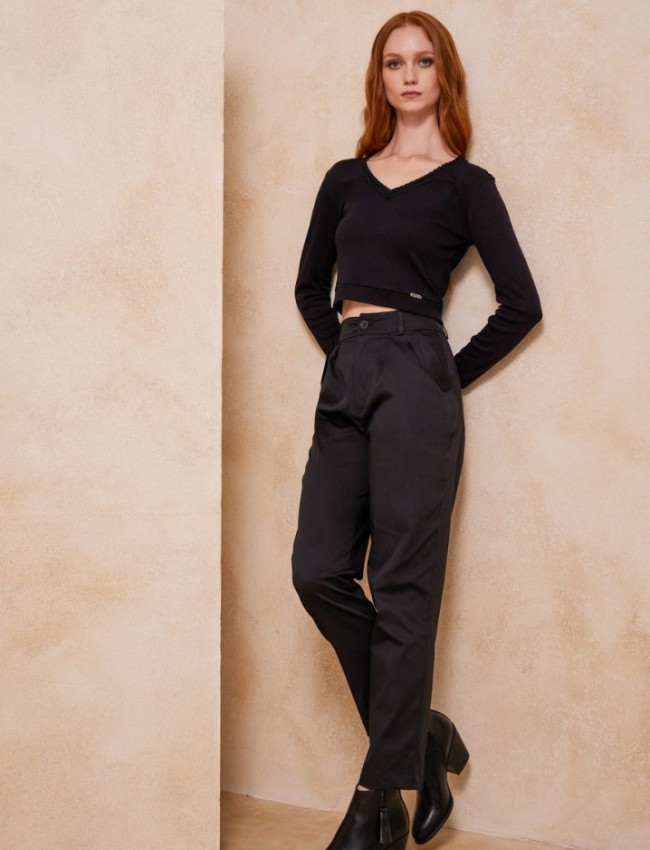 Μαύρο ψηλόμεσο slouchy-fit παντελόνι με πιέτες μπροστά, πλάγιες τσέπες και κλείσιμο με φερμουάρ και κουμπί μπροστά Enzzo