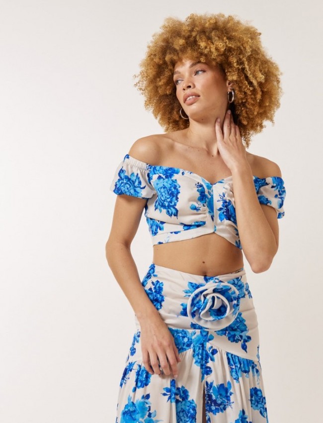 Floral printed γαλάζια ψηλόμεση maxi φούστα, με σκίσιμο μπροστά, αποσπώμενο υφασμάτινο λουλούδι και κλείσιμο με κρυφό φερμουάρ στο πλάι Enzzo 