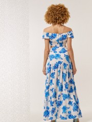 Floral printed γαλάζια ψηλόμεση maxi φούστα, με σκίσιμο μπροστά, αποσπώμενο υφασμάτινο λουλούδι και κλείσιμο με κρυφό φερμουάρ στο πλάι Enzzo 