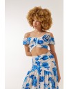 Floral printed γαλάζια κοντομάνικη cropped μπλούζα, με λάστιχο στους έξω ώμους, σούρες στο μπούστο και κλείσιμο με χρυσό φερμουάρ πίσω Enzzo 