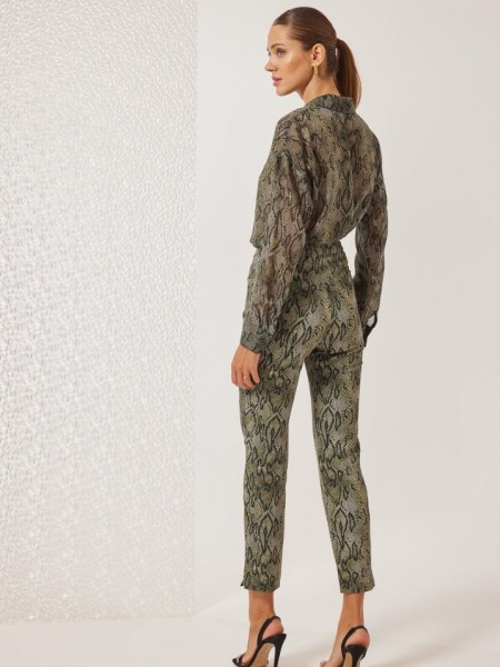 Animal printed χακί ψηλόμεσο ελαστικό παντελόνι Gabrielle αστραγάλου, σε ίσια γραμμή, χωρίς τσέπες πίσω και κλείσιμο με κρυφό φερμουάρ και κουμπί μπροστά Enzzo