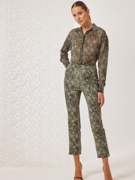 Animal printed χακί ψηλόμεσο ελαστικό παντελόνι Gabrielle αστραγάλου, σε ίσια γραμμή, χωρίς τσέπες πίσω και κλείσιμο με κρυφό φερμουάρ και κουμπί μπροστά Enzzo