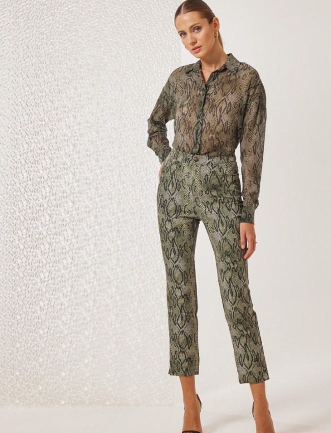 Animal printed χακί ψηλόμεσο ελαστικό παντελόνι Gabrielle αστραγάλου, σε ίσια γραμμή, χωρίς τσέπες πίσω και κλείσιμο με κρυφό φερμουάρ και κουμπί μπροστά Enzzo
