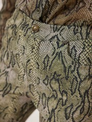 Animal printed χακί ψηλόμεσο ελαστικό παντελόνι Gabrielle αστραγάλου, σε ίσια γραμμή, χωρίς τσέπες πίσω και κλείσιμο με κρυφό φερμουάρ και κουμπί μπροστά Enzzo