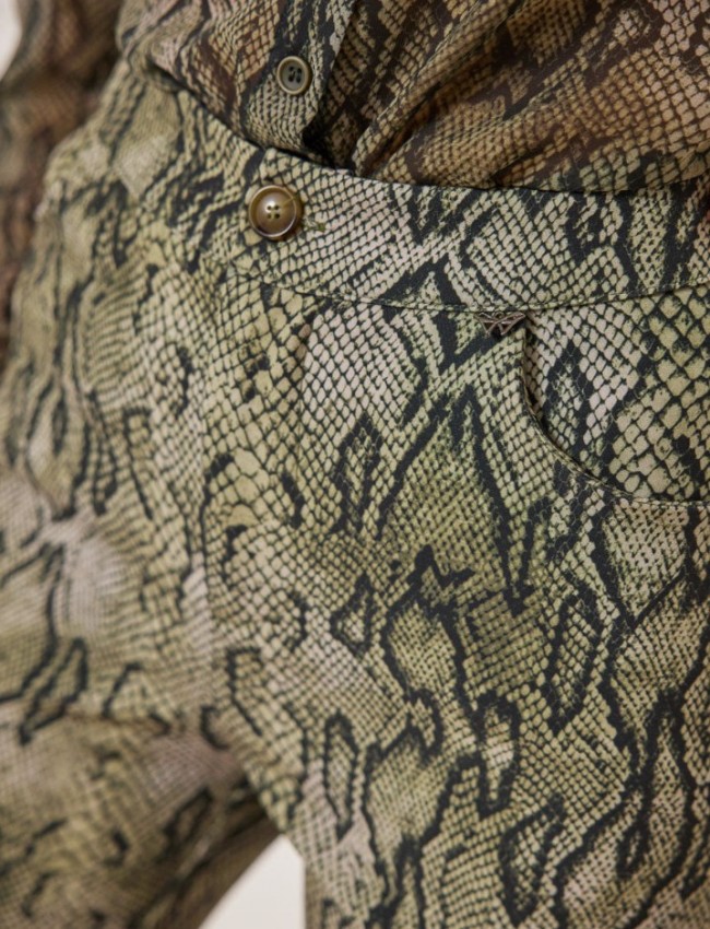 Animal printed χακί ψηλόμεσο ελαστικό παντελόνι Gabrielle αστραγάλου, σε ίσια γραμμή, χωρίς τσέπες πίσω και κλείσιμο με κρυφό φερμουάρ και κουμπί μπροστά Enzzo