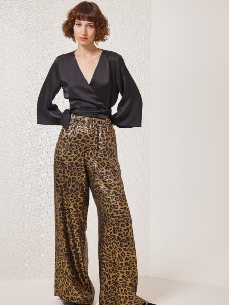 Animal printed ψηλόμεση παντελόνα Celina σε ελαφρώς ανάγλυφη υφή, χαλαρή γραμμή, πλαϊνές κρυφές τσέπες και λάστιχο στην μέση Enzzo