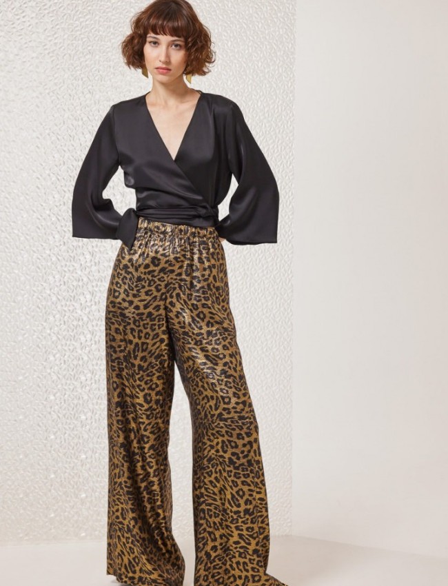 Animal printed ψηλόμεση παντελόνα Celina σε ελαφρώς ανάγλυφη υφή, χαλαρή γραμμή, πλαϊνές κρυφές τσέπες και λάστιχο στην μέση Enzzo