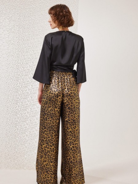 Animal printed ψηλόμεση παντελόνα Celina σε ελαφρώς ανάγλυφη υφή, χαλαρή γραμμή, πλαϊνές κρυφές τσέπες και λάστιχο στην μέση Enzzo