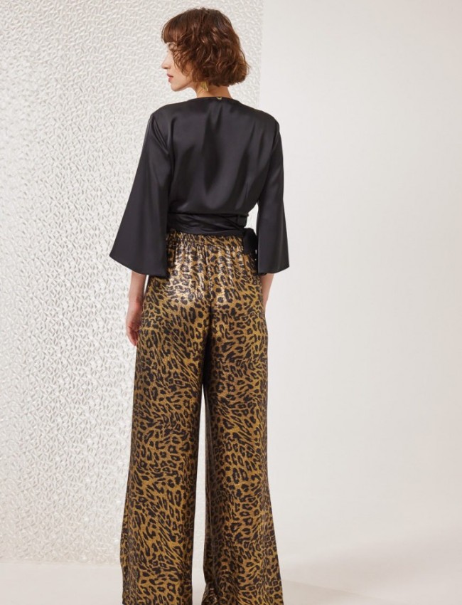 Animal printed ψηλόμεση παντελόνα Celina σε ελαφρώς ανάγλυφη υφή, χαλαρή γραμμή, πλαϊνές κρυφές τσέπες και λάστιχο στην μέση Enzzo