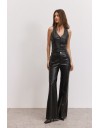 Μαύρο ψηλόμεσο faux-leather παντελόνι Rockwell  καμπάνα, με μπροατινές στρογγυλεμένες τσέπες  και κλείσιμο με κρυφό φερμουάρ και κουμπί μπροστά Enzzo