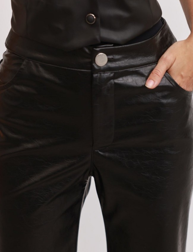 Μαύρο ψηλόμεσο faux-leather παντελόνι Rockwell  καμπάνα, με μπροατινές στρογγυλεμένες τσέπες  και κλείσιμο με κρυφό φερμουάρ και κουμπί μπροστά Enzzo