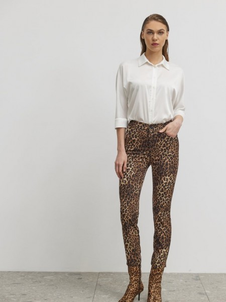 Animal printed μαύρο ψηλόμεσο ελαστικό Tony παντελόνι σε στενή γραμμή, μπροστινές στρογγυλές τσέπες και κλείσιμο με κουμπί και φερμουάρ Enzzo