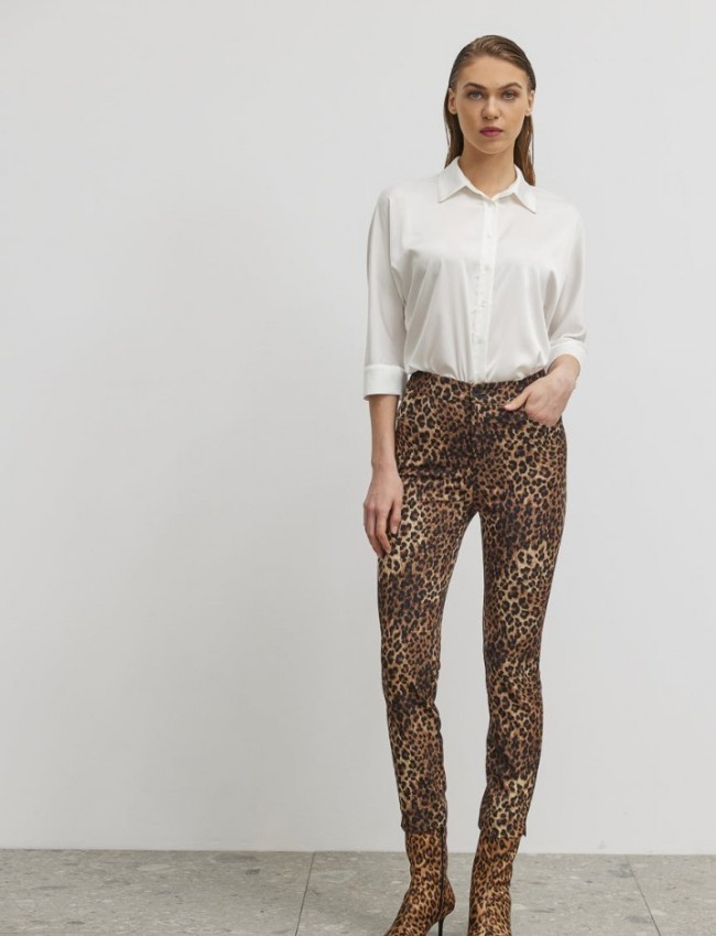 Animal printed μαύρο ψηλόμεσο ελαστικό Tony παντελόνι σε στενή γραμμή, μπροστινές στρογγυλές τσέπες και κλείσιμο με κουμπί και φερμουάρ Enzzo